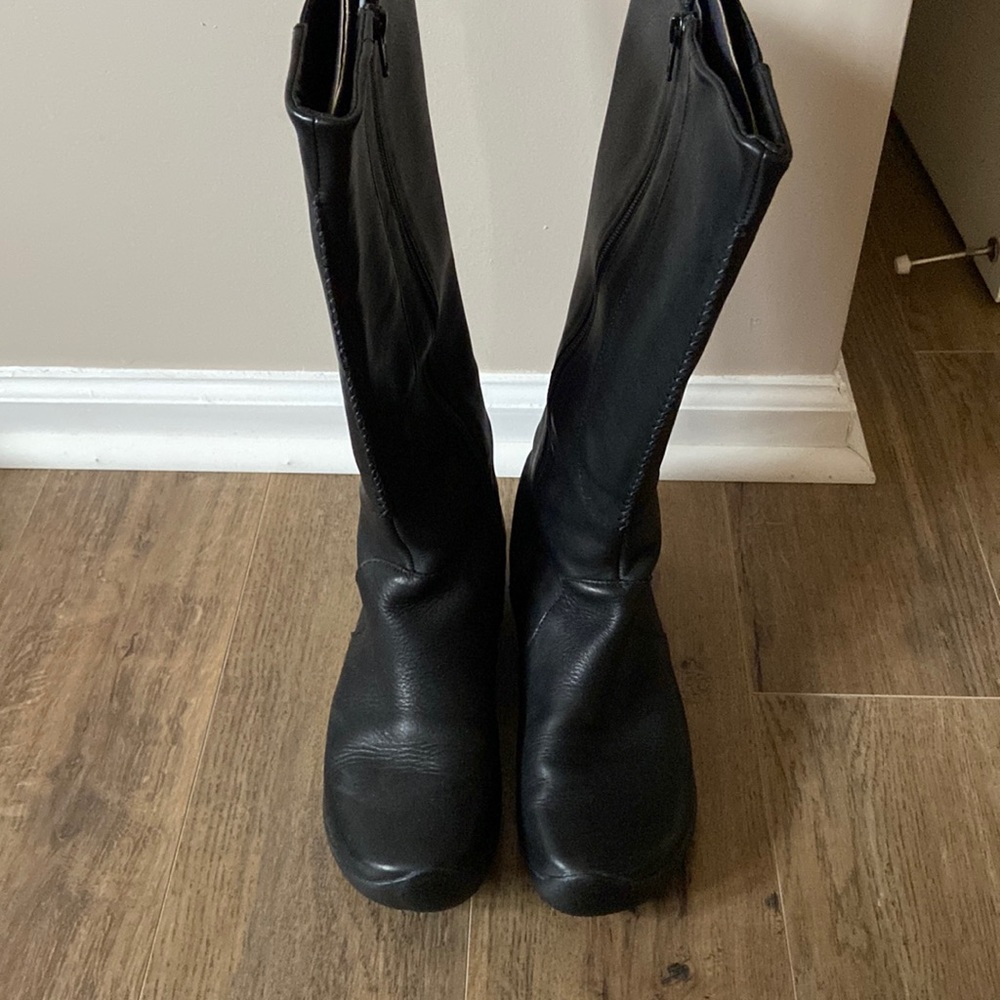 Keen leather inside zip boots with  textured soles for grip.